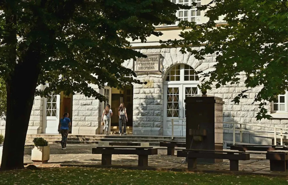  Gimnazija "Slobodan &Scaron;kerović" evakuisana zbog dojave o bombi