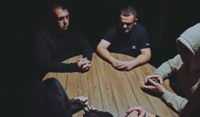 Rok Apoteka objavila novu pjesmu i spot &ldquo;Ne podiži zidove&rdquo;