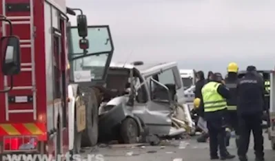 Stravična nesreća na putu Ruma&ndash;Irig, poginule četiri osobe