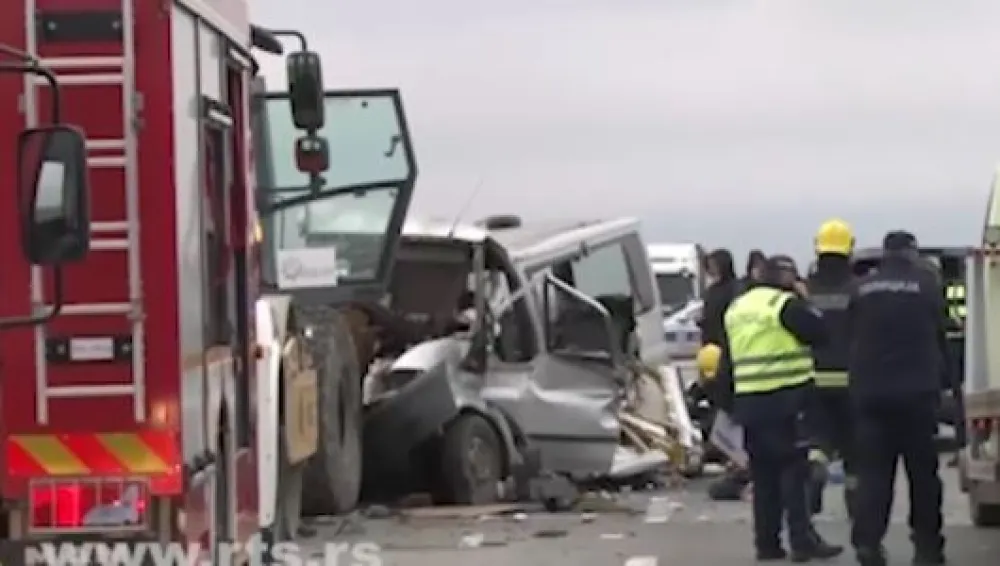 Stravična nesreća na putu Ruma&ndash;Irig, poginule četiri osobe