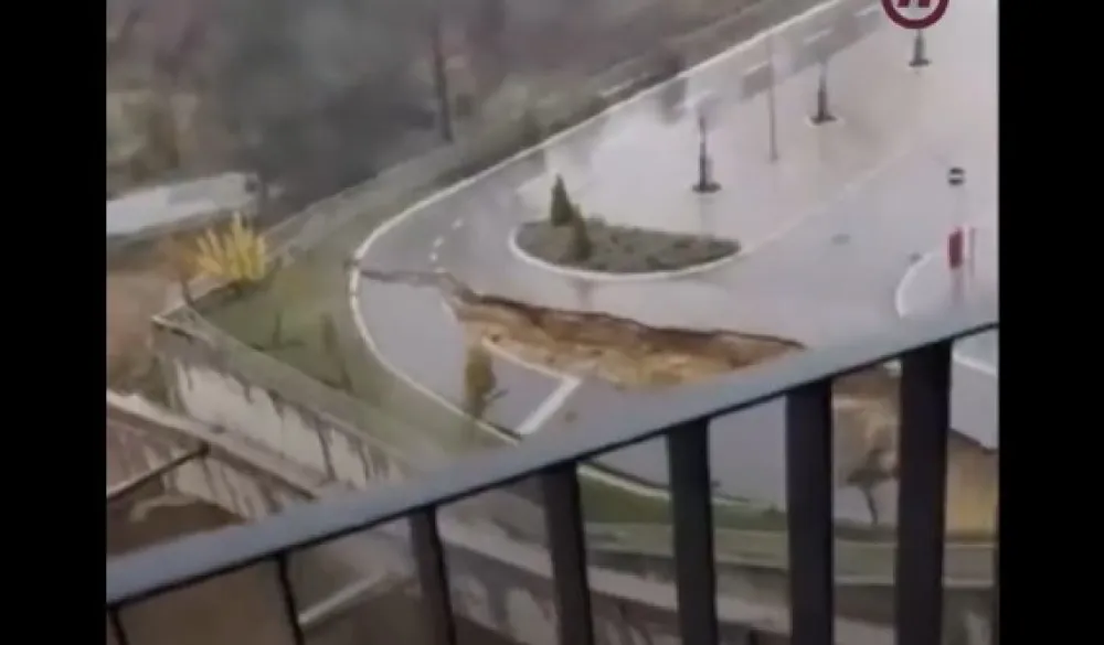 (VIDEO) Obru&scaron;ili se potporni zid i saobraćajnica u Kragujevcu