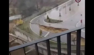 (VIDEO) Obru&scaron;ili se potporni zid i saobraćajnica u Kragujevcu