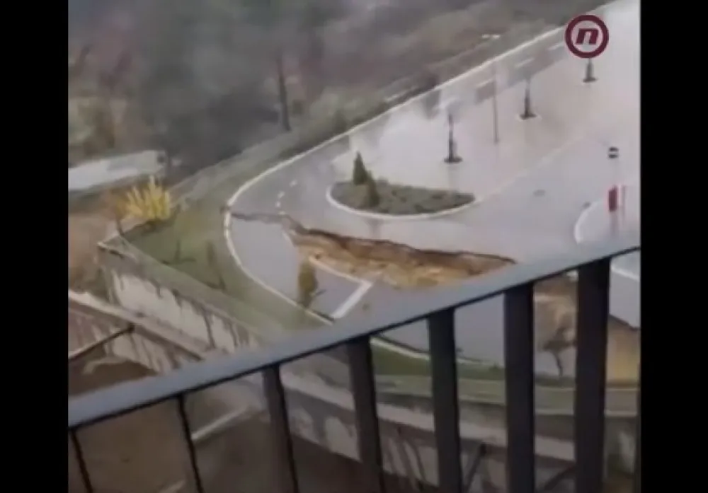 (VIDEO) Obru&scaron;ili se potporni zid i saobraćajnica u Kragujevcu