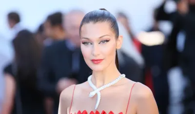 Bela Hadid, najtraženija i najljep&scaron;a žena, sve vi&scaron;e otkriva grudi