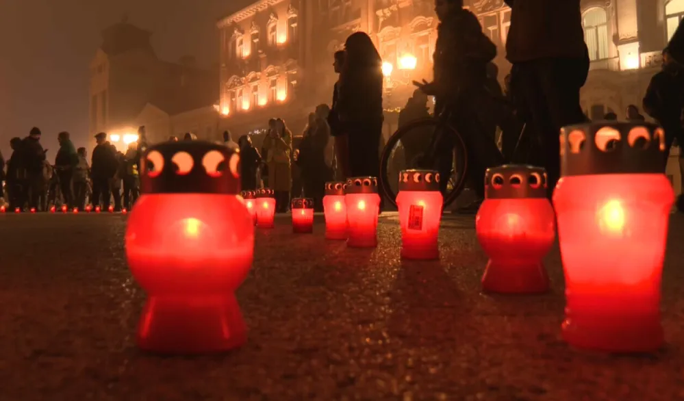 Novi Sad: Srce od lampiona na Trgu slobode, obilježeno 13 mjeseci od pada nadstre&scaron;nice