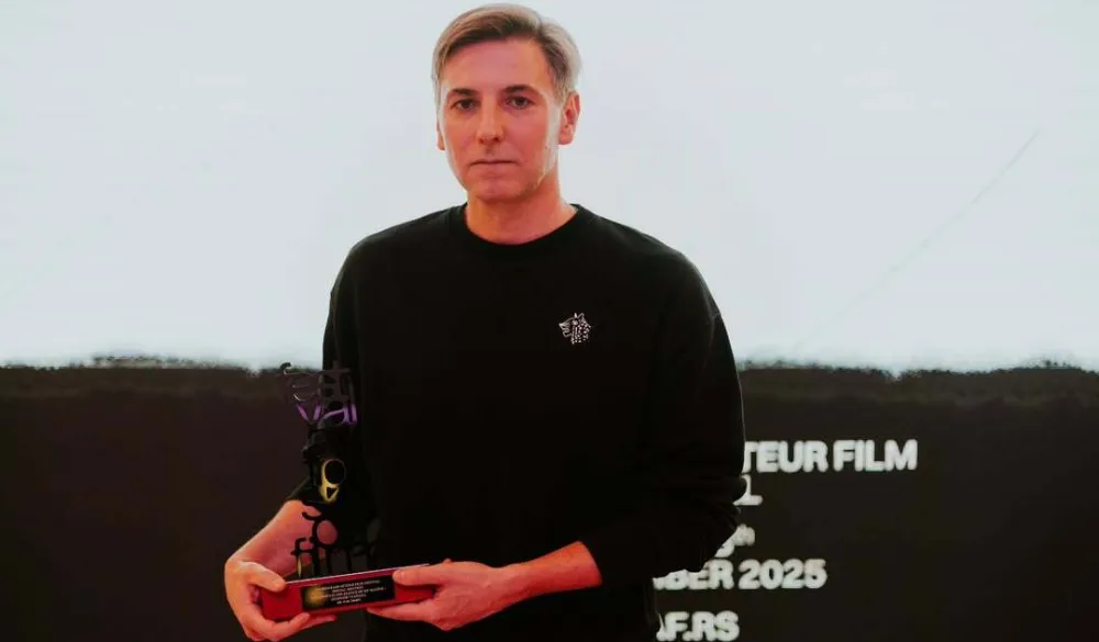 Награда у рукама Ивана Салатића