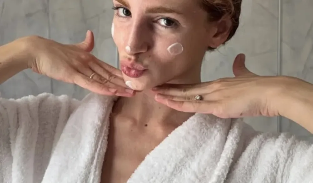 Dnevna ili noćna krema protiv bora: Vodič za anti-age njegu kože