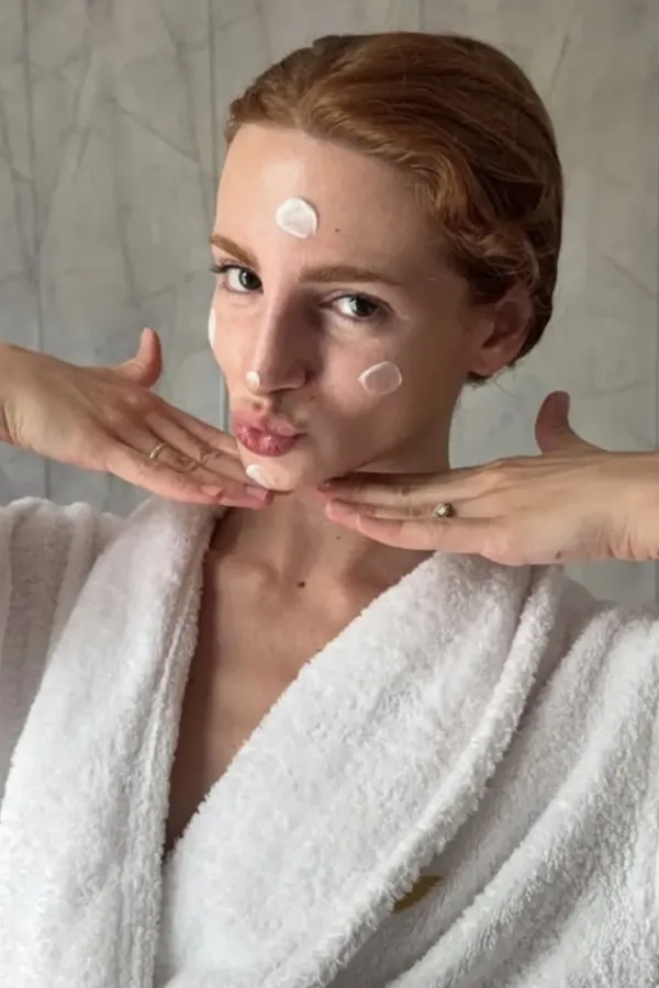 Dnevna ili noćna krema protiv bora: Vodič za anti-age njegu kože