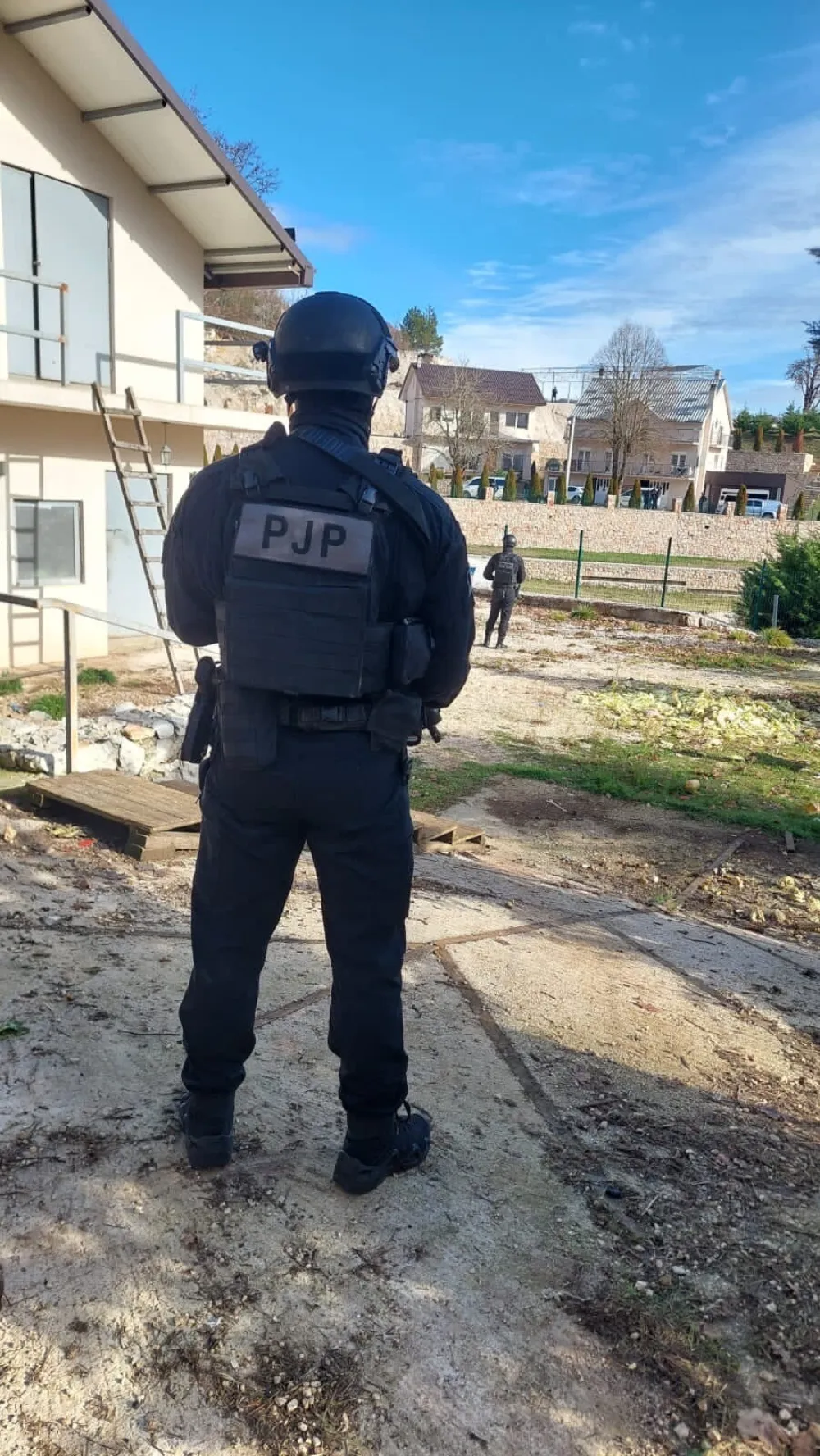 Uhap&scaron;eno vi&scaron;e osoba u Nik&scaron;iću: Pretresi na nekoliko lokacija, oduzeto vozilo