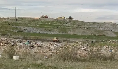 (VIDEO) Stanovnici Omerbožovića tvrde: Kamioni ponovi istovaraju otpad van deponije