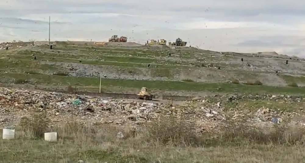 (VIDEO) Stanovnici Omerbožovića tvrde: Kamioni ponovi istovaraju otpad van deponije