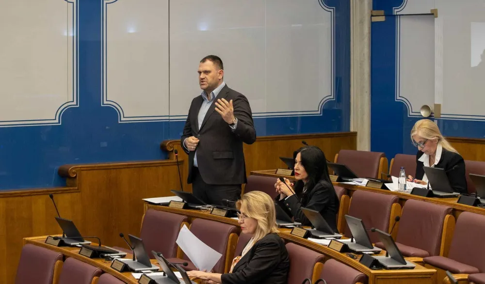 Režije rastu zbog putovanja i plata u javnoj upravi