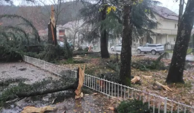 Nik&scaron;ić: Grom udario u dvori&scaron;te &scaron;kole, o&scaron;tećen krov