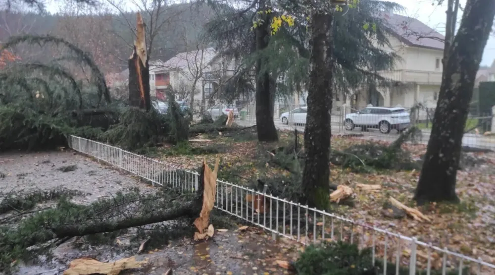 Nik&scaron;ić: Grom udario u dvori&scaron;te &scaron;kole, o&scaron;tećen krov