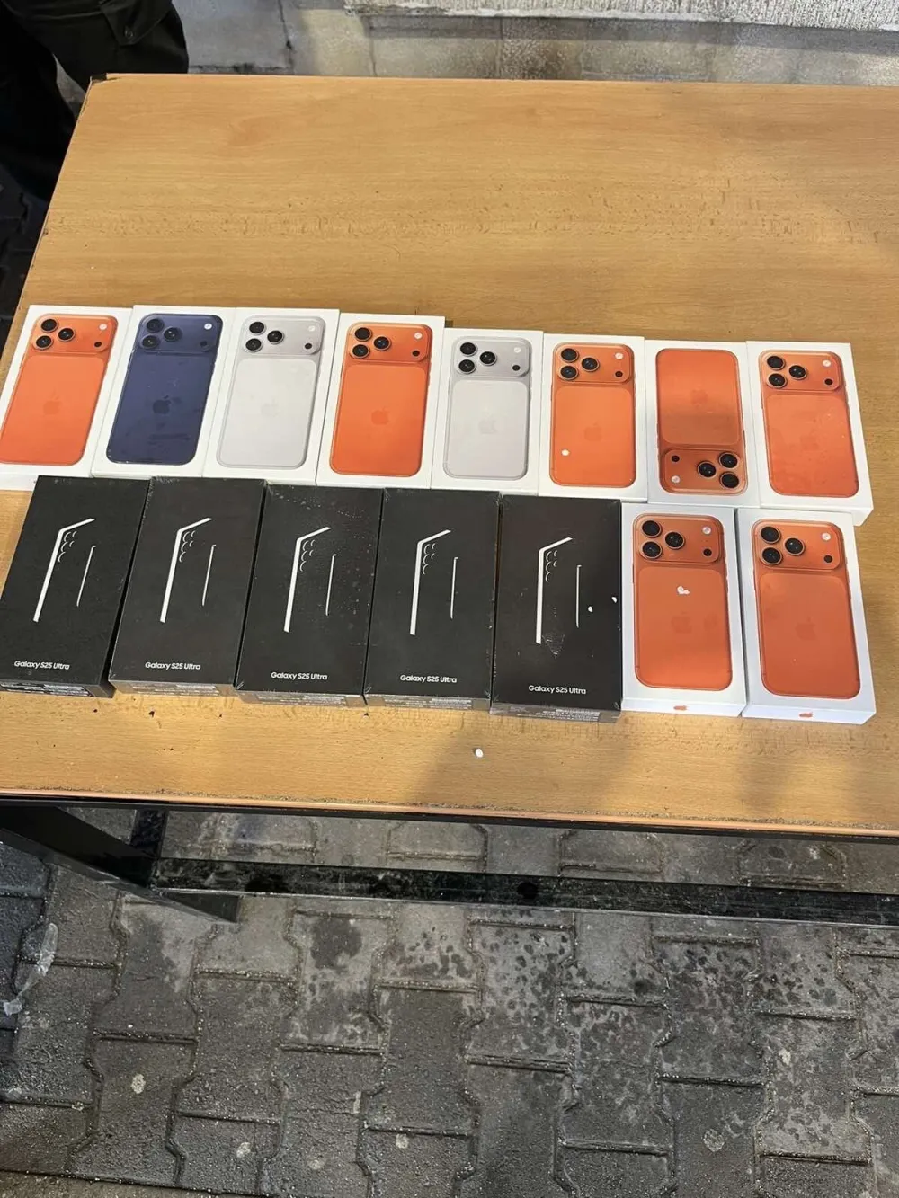 Na Božaju i Dračenovcu oduzeto 15 mobilnih telefona vrijednosti skoro 20.000 eura i garderoba od oko 2.500 eura