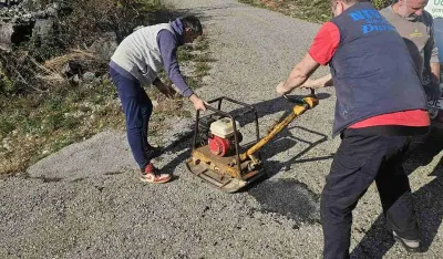 Kroz selo Orasi: Mje&scaron;tani sami krpe put, putara nigdje