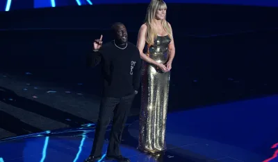 (FOTO) Hajdi Klum u zlatnoj haljini usijala mreže