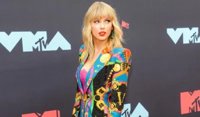 Tejlor Svift papreno platila datum vjenčanja