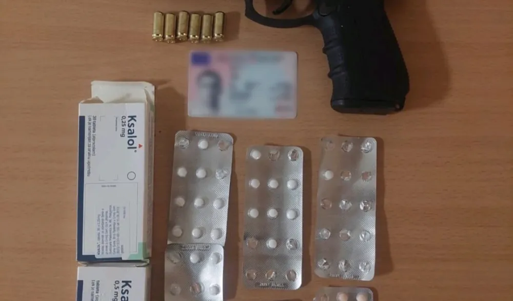 Uhap&scaron;en osumnjičeni za falsifikovanje isprava u Nik&scaron;iću, kod njega pronađen startni pi&scaron;tolj i tablete sa liste opijata