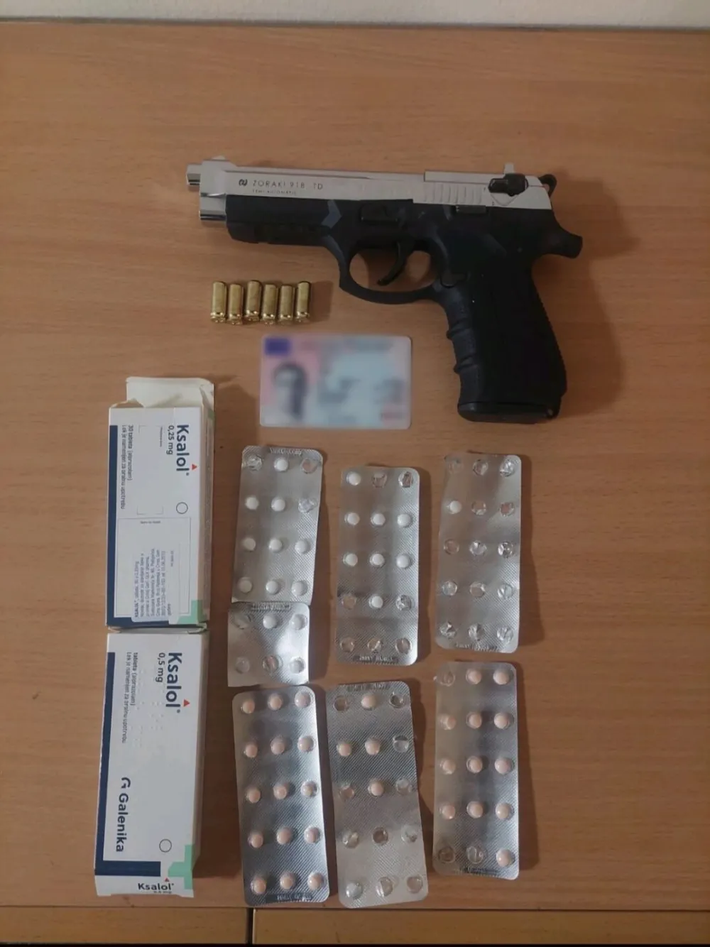 Uhap&scaron;en osumnjičeni za falsifikovanje isprava u Nik&scaron;iću, kod njega pronađen startni pi&scaron;tolj i tablete sa liste opijata