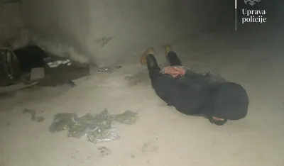 (FOTO) Uhap&scaron;ene dvije osobe, oduzeto preko kilogram narkotika, oružje i municija