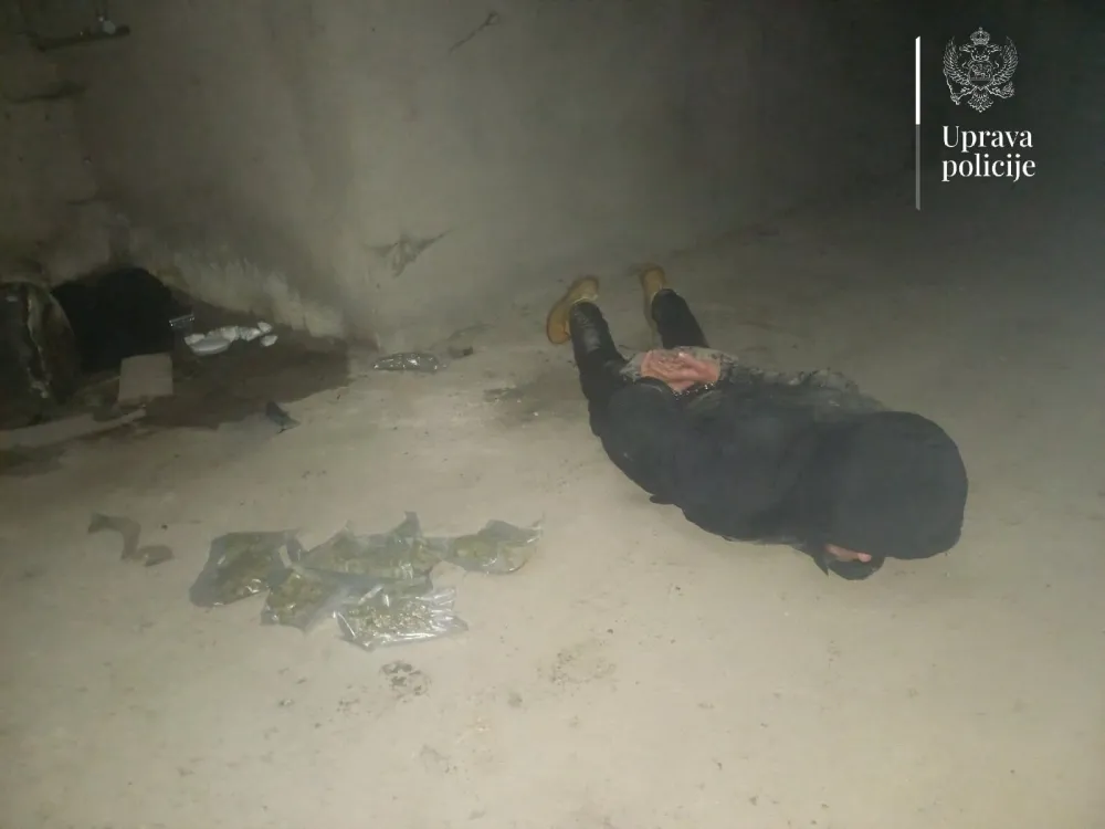 (FOTO) Uhap&scaron;ene dvije osobe, oduzeto preko kilogram narkotika, oružje i municija