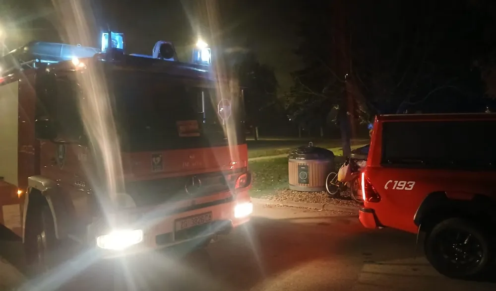 (FOTO) Trudnica upala u kontejner za tekstil, reagovali vatrogasci