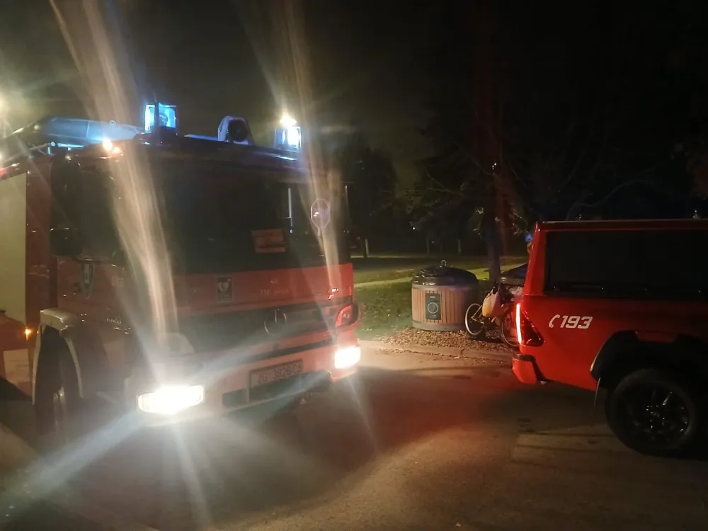 (FOTO) Trudnica upala u kontejner za tekstil, reagovali vatrogasci