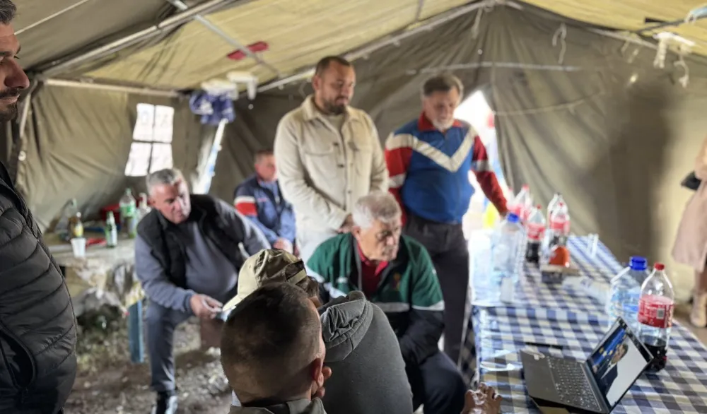 (FOTO/VIDEO) Botunjani iz &scaron;atora pratili vladinu konferenciju za novinare