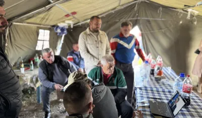 (FOTO/VIDEO) Botunjani iz &scaron;atora pratili vladinu konferenciju za novinare
