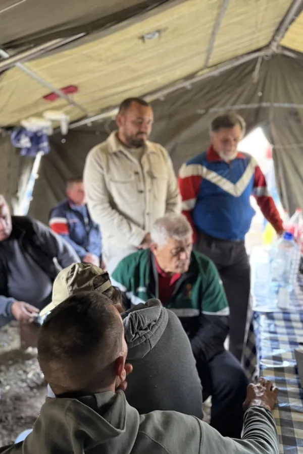 (FOTO/VIDEO) Botunjani iz &scaron;atora pratili vladinu konferenciju za novinare