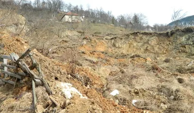 Jo&scaron; uvijek nema rje&scaron;enja za sanaciju klizi&scaron;ta u Mezgalama: Kuće i dalje vise nad provalijom