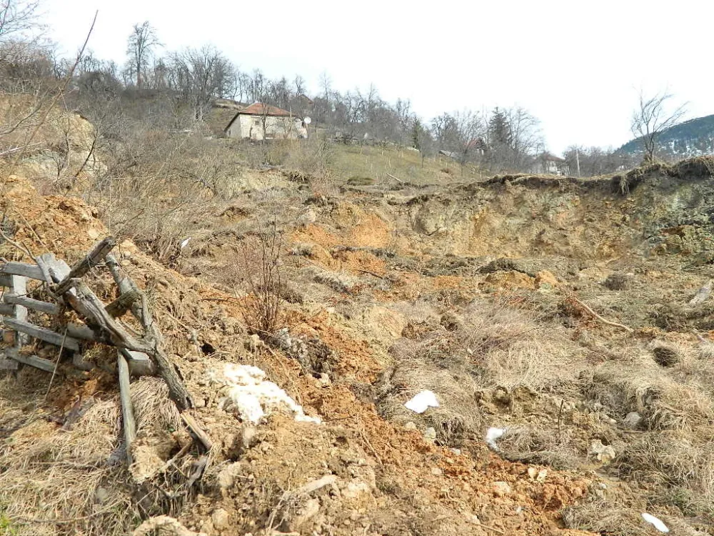 Jo&scaron; uvijek nema rje&scaron;enja za sanaciju klizi&scaron;ta u Mezgalama: Kuće i dalje vise nad provalijom