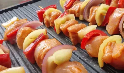 S jednostavnom marinadom napravite sočne pileće ražnjiće s povrćem