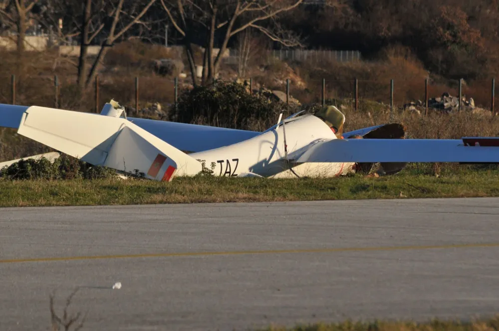 (VIDEO/FOTO) Avionska nesreća na Kapinom Polju, stradao pilot