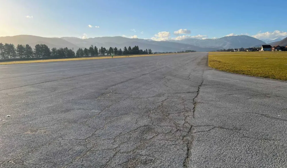 Аеродромска писта у Беранама и даље чека авионе 