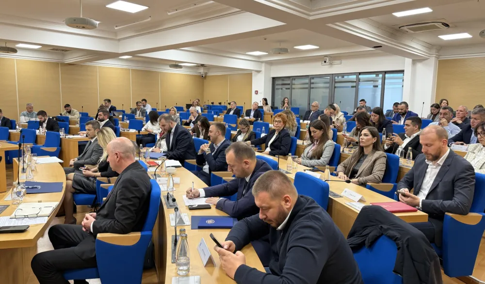 Odbornici sami sebi uvećavaju naknade sa 250 na 400 eura