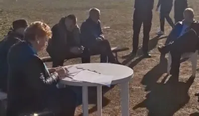 Inpektorka pise zapisnik 