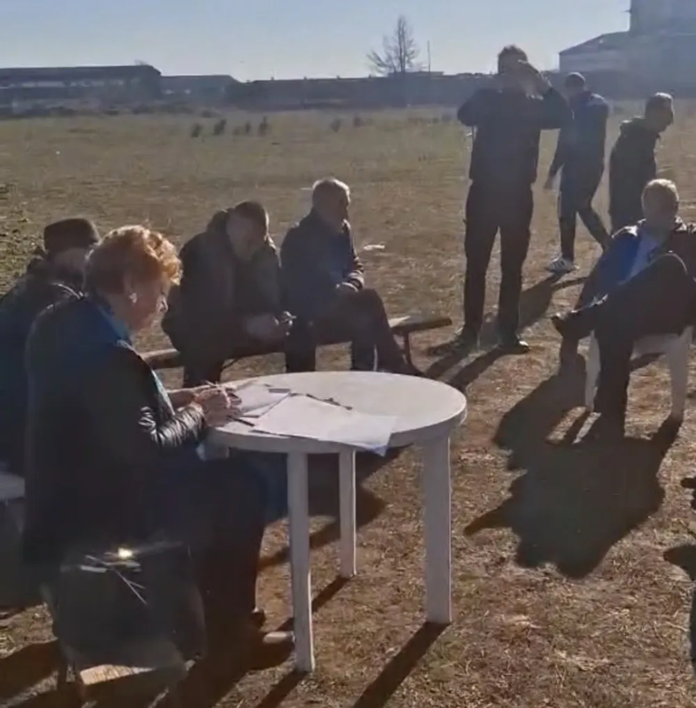 Inpektorka pise zapisnik 