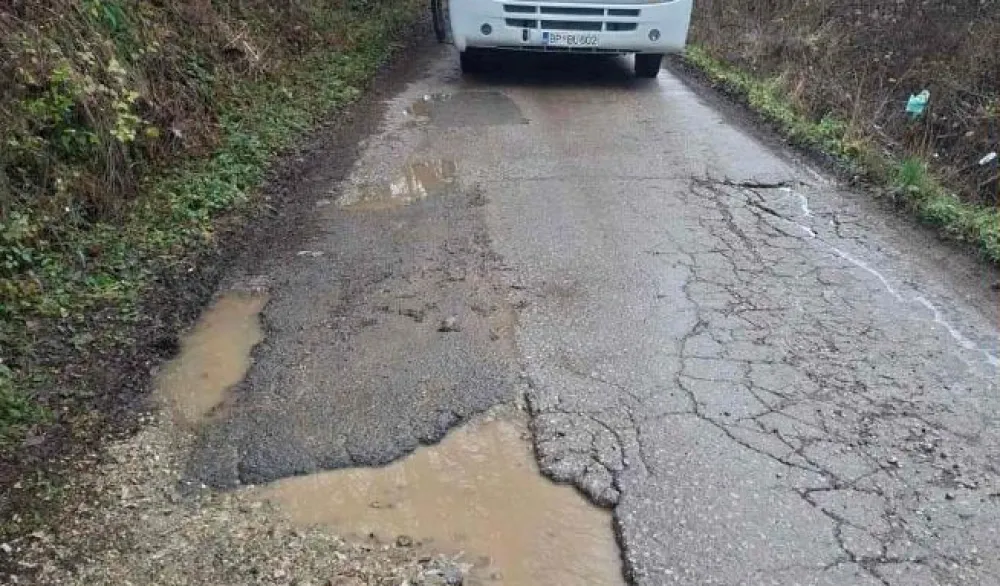 Prevoznici&nbsp;DOO "Veletrans" prijete obustavom linije ukoliko se ne sanira put ka selima