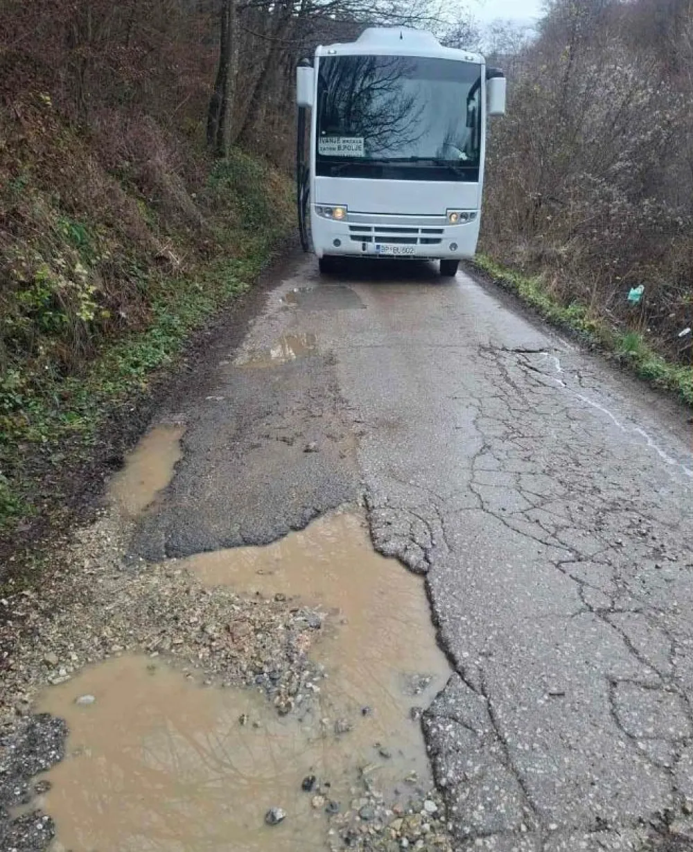 Prevoznici&nbsp;DOO "Veletrans" prijete obustavom linije ukoliko se ne sanira put ka selima