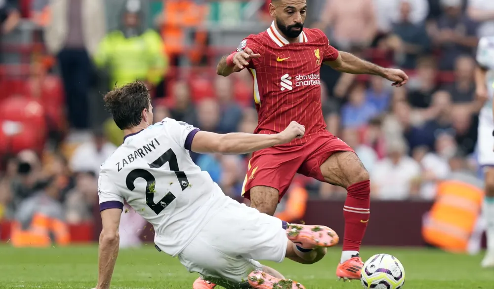 epa11617771 Illya Zabarnyi of Bournemouth (L) in action against Mohamed Salah of Liverpool during the English Premier League match between Liverpool and AFC Bournemouth in Liverpool, Britain, 21 September 2024. EPA-EFE/TIM KEETON EDITORIAL USE ONLY. No use with unauthorized audio, video, data, fixture lists, club/league logos, 'live' services or NFTs. Online in-match use limited to 120 images, no video emulation. No use in betting, games or single club/league/player publications.