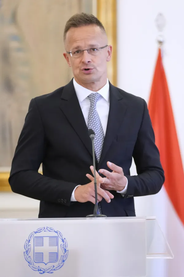 Sijarto: Tajno kupuju rusku naftu, a nas kritikuju