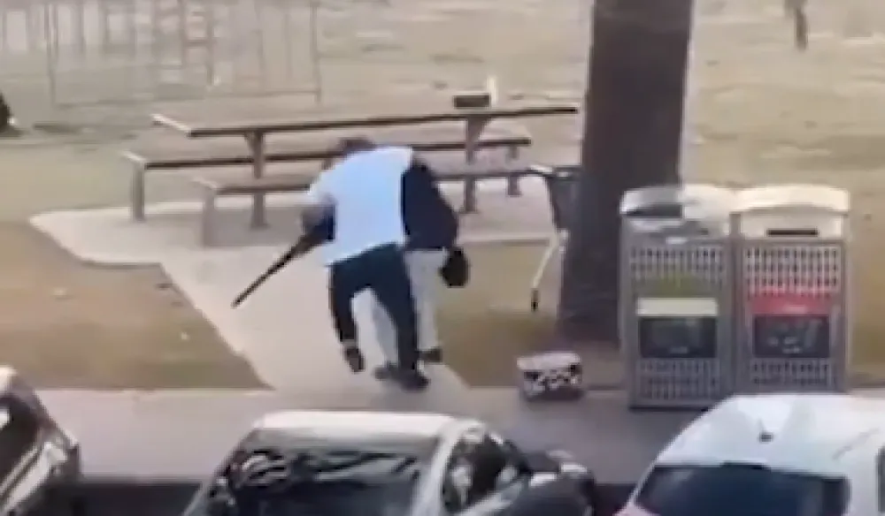 (VIDEO) UZNEMIRUJUĆE: Prolaznik razoružao napadača&nbsp;u Sidneju;&nbsp;12 ubijenih, 29 ranjenih