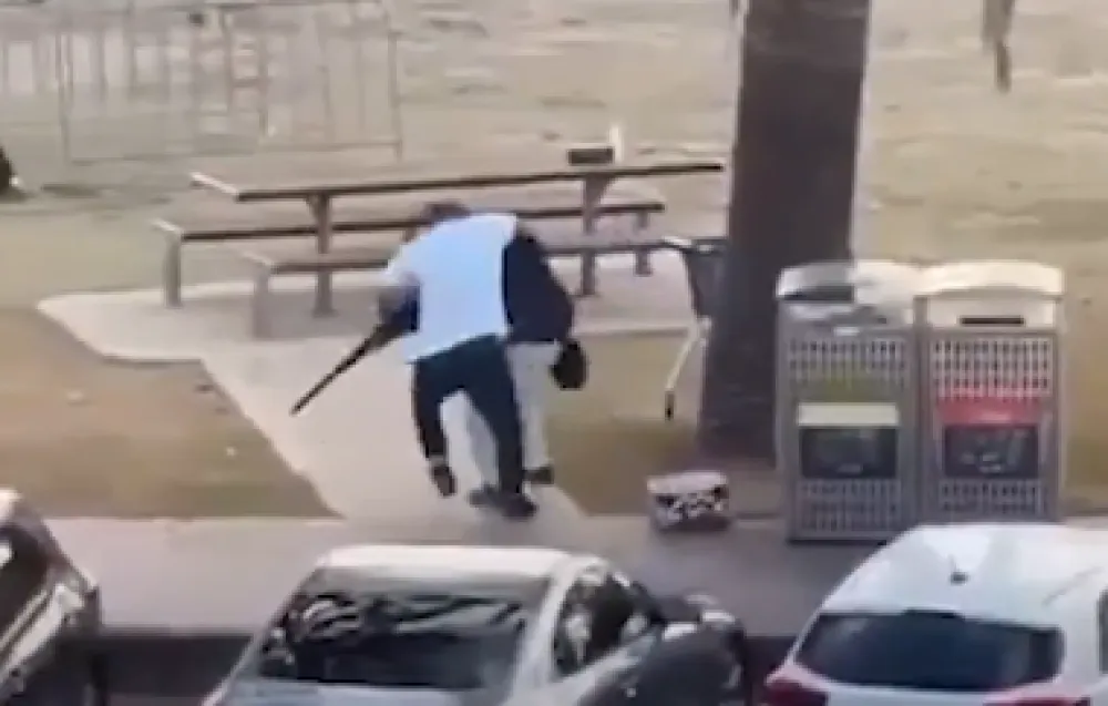 (VIDEO) UZNEMIRUJUĆE: Prolaznik razoružao napadača&nbsp;u Sidneju;&nbsp;12 ubijenih, 29 ranjenih