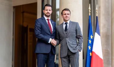 Ko Makronu pi&scaron;e, a ko dopisuje?