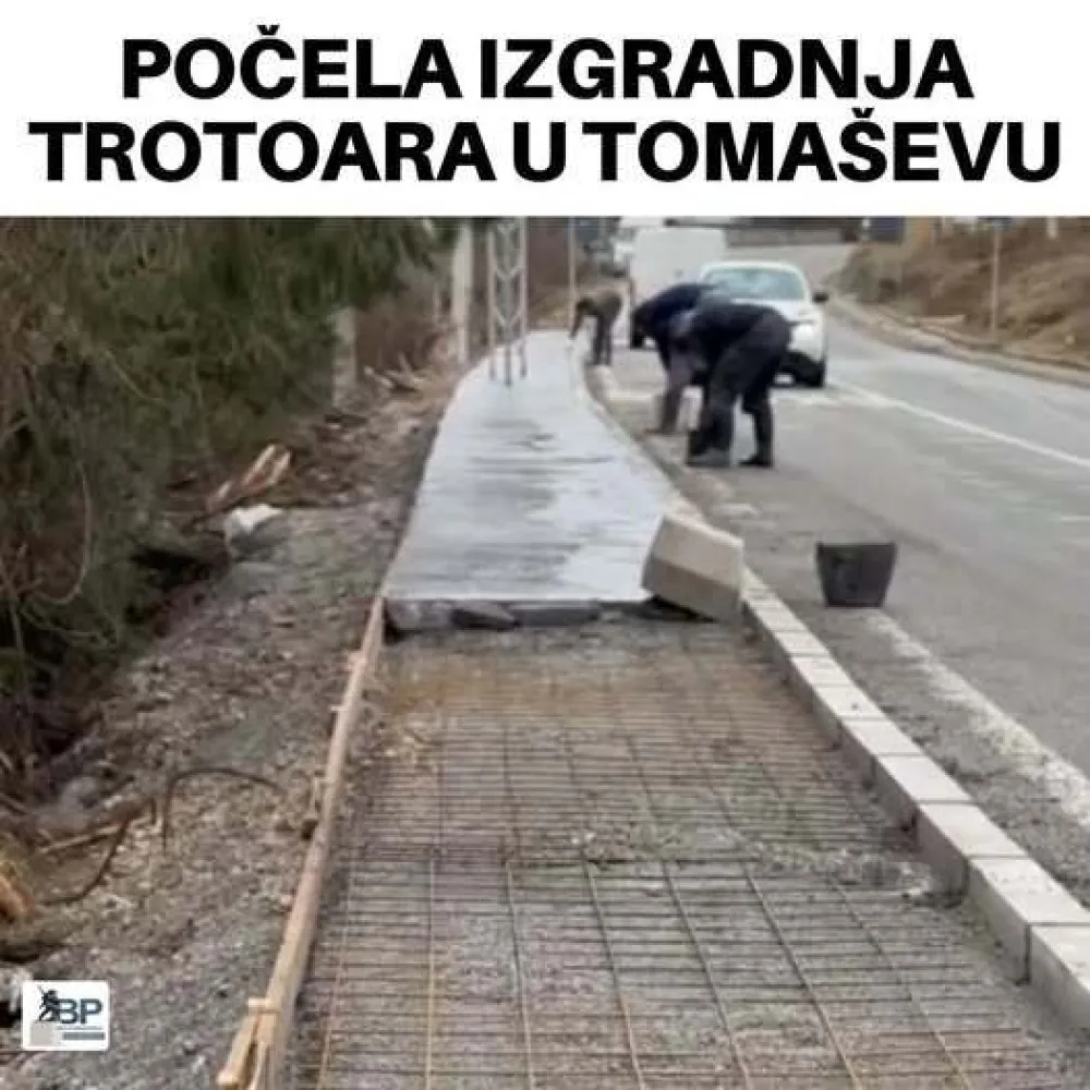 Toma&scaron;evo dobilo trotoar kroz centar sela