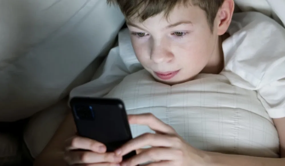 Ubitačno skrolovanje: Mozak ne miruje, a važan hormon ne može da se luči