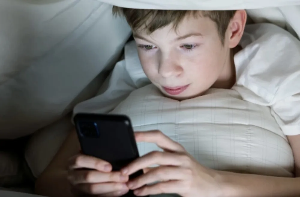 Ubitačno skrolovanje: Mozak ne miruje, a važan hormon ne može da se luči