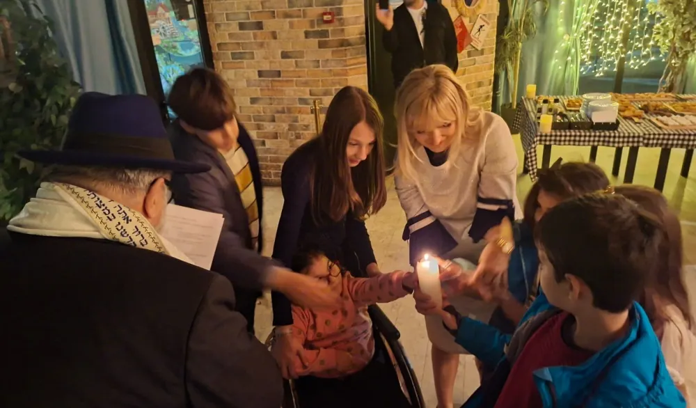 Simbolično upaljena svijeća u buduċoj sinagogi u Podgorici